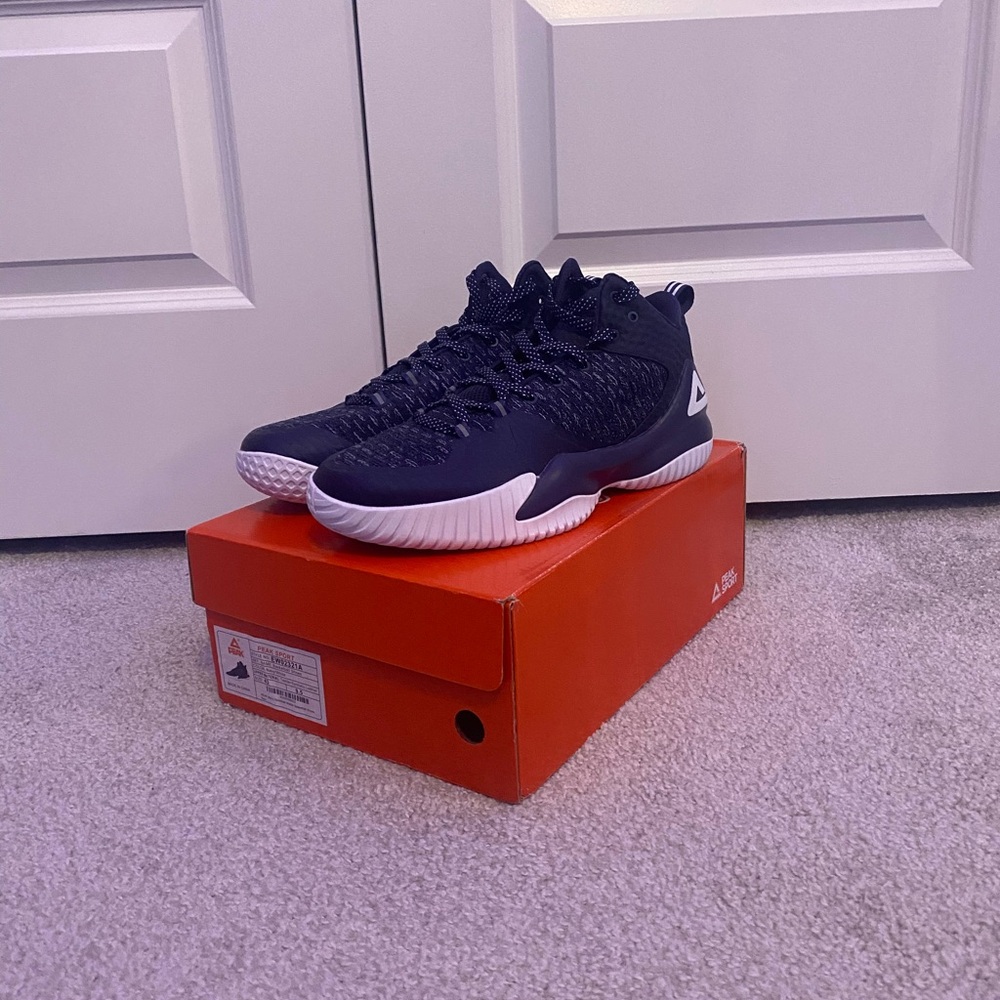 NWOT Peak Sport Navy and White Basketball Shoes